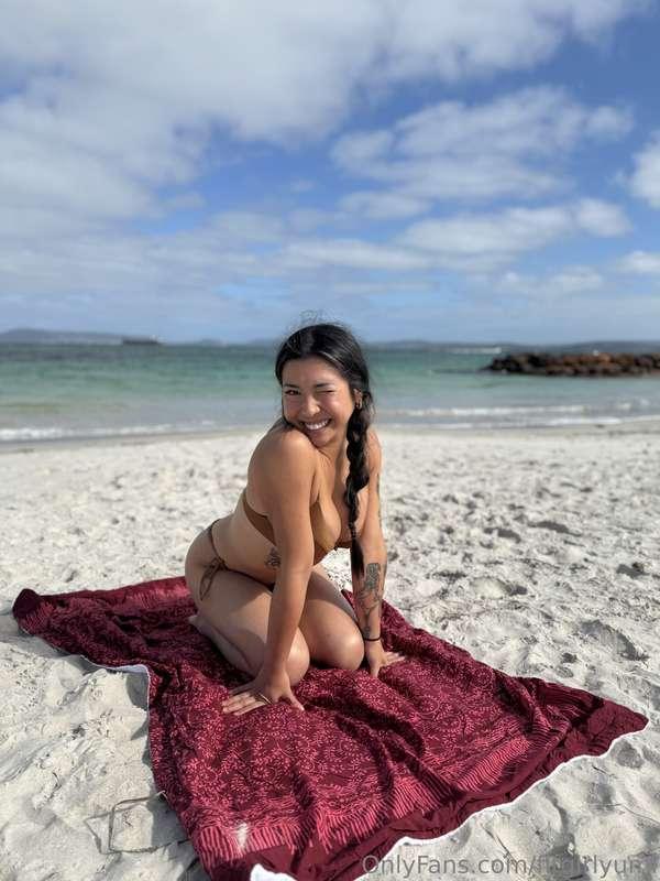 The beach is definitely a happy place 🤗 Do you agree?