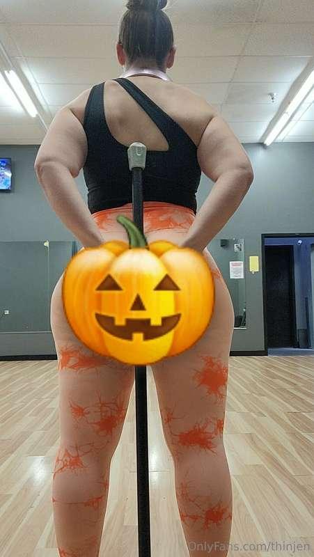 Think I could wrap this ass around that pole?
$20 to find ou..