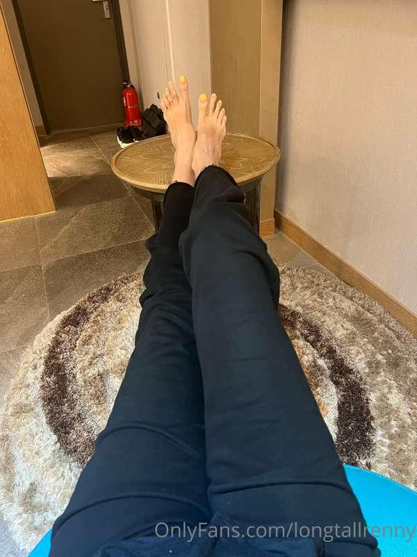 👣
