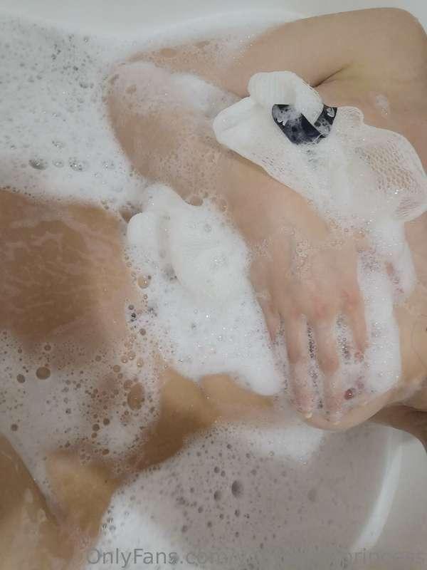 Having some soapy fun in the bath🧽😄  Features pictures of my..