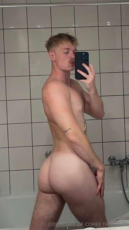 Anyone wanna eat my butt 🍑
