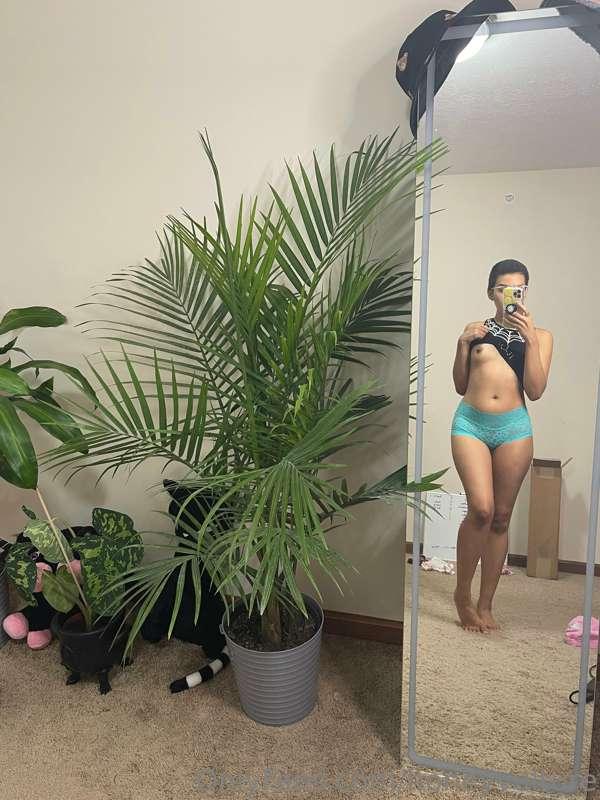 New month, new plant, new sex tape 😜