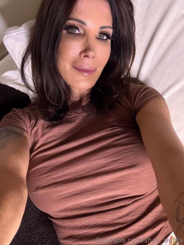 Someone’s still in bed... and not sleeping 😈💦