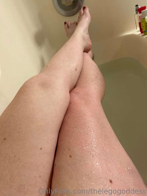 Bath time would be more fun with some company 👀💦