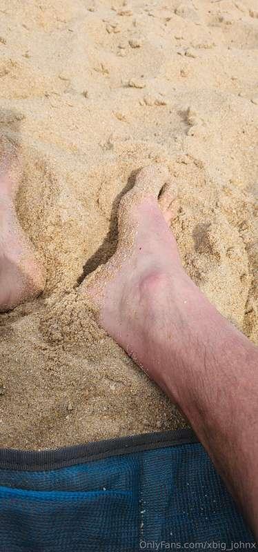 For the feet lovers. My feet in the sand at the beach 🦶🦶