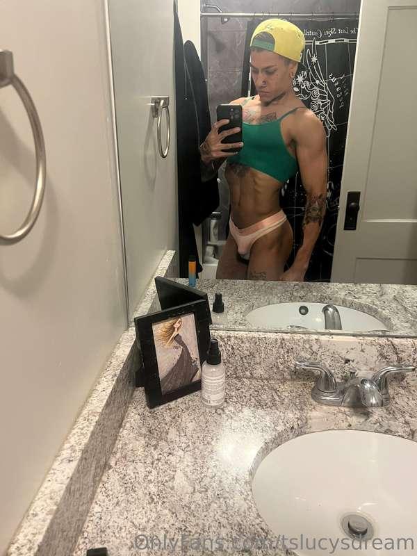 Do you like my phat ass booty as it keeps growing ✌️