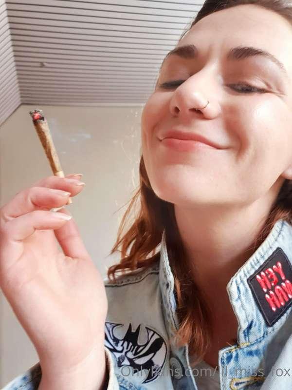 Girls who smoke 😍