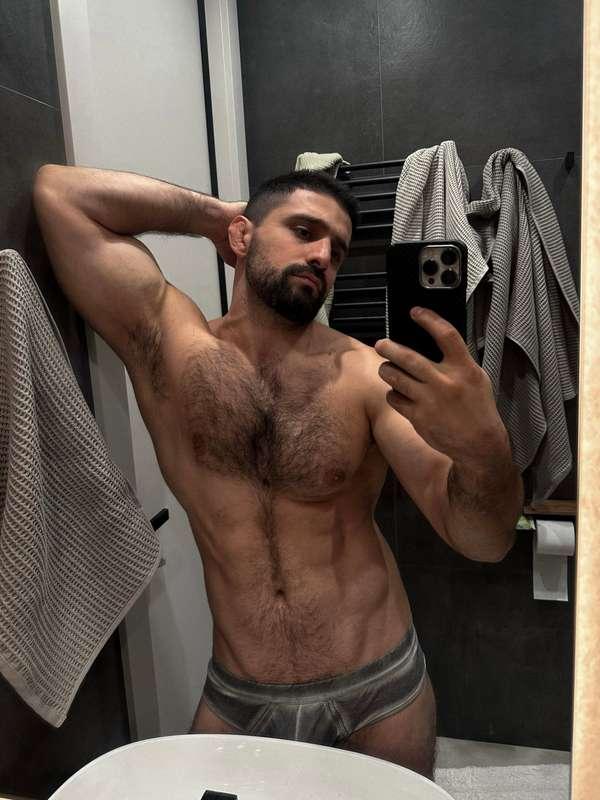 #Cut or #uncut ?? 💇🏻 #hairyman #bear #fitness #abs #shredded 