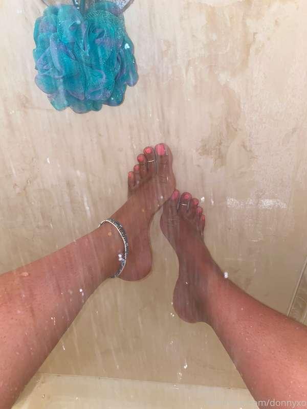 Hate my feet but enjoy :)