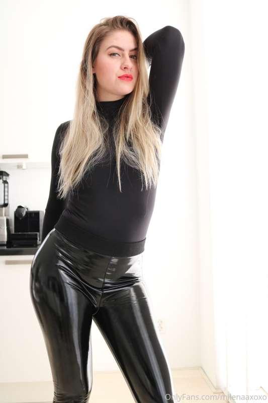 LATEX LEGGINGS 😈