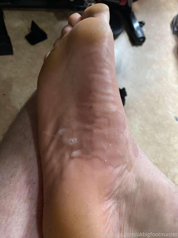 Just blown my load over these stinky/dirty feet