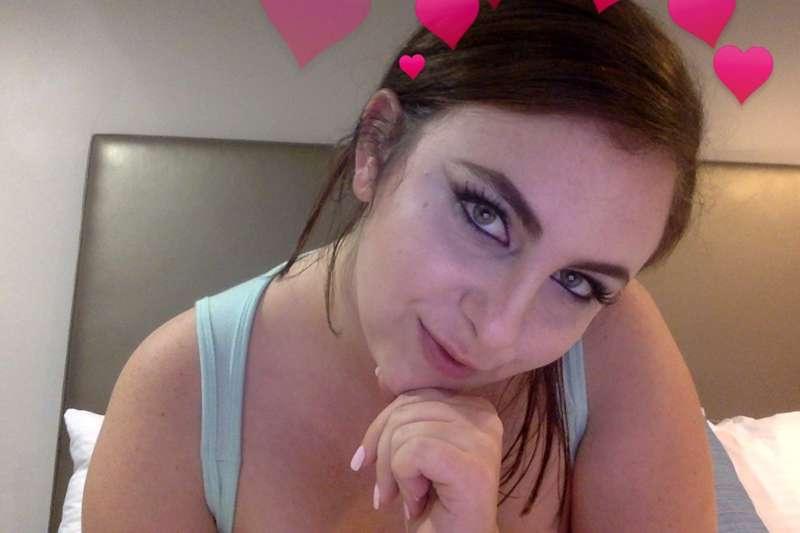 enjoying my hotel room and feeling really cute today!!