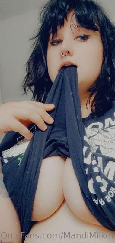 Okay okay I should figure out my next cosplay set. >•<