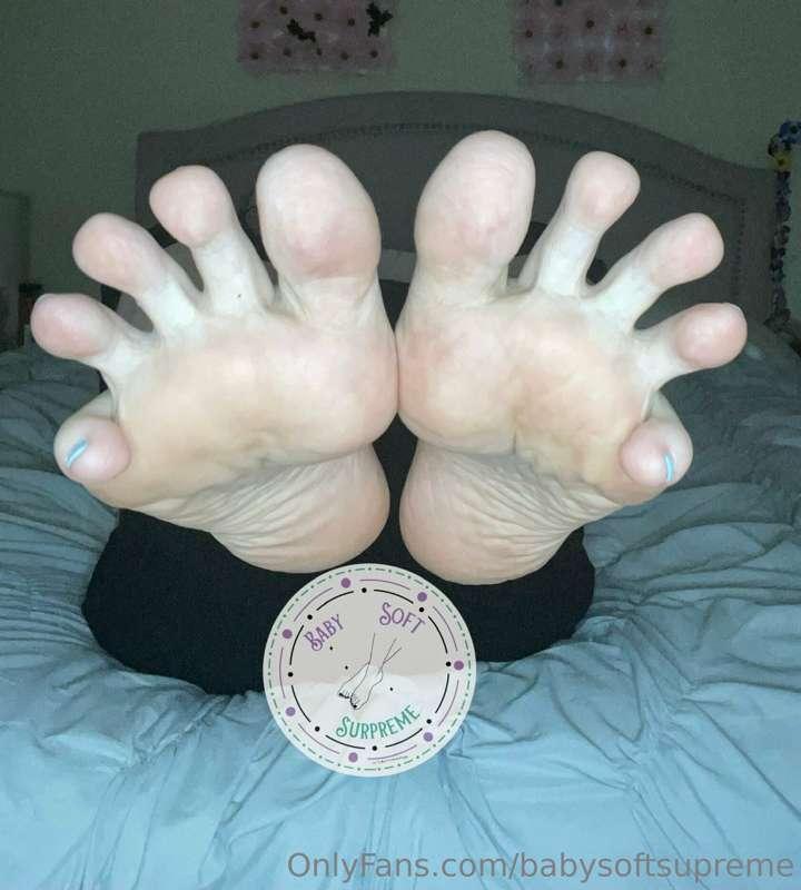 Spread that cum all over these toes for me