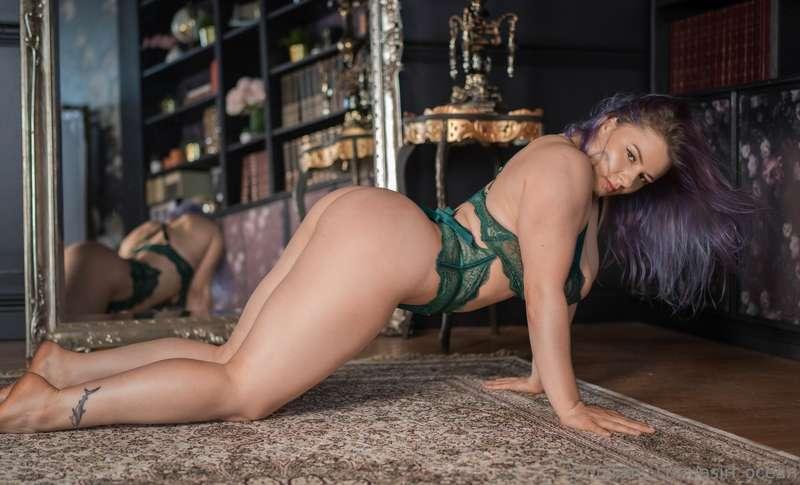 Peep those back muscles in the mirror 🤯 😎😉