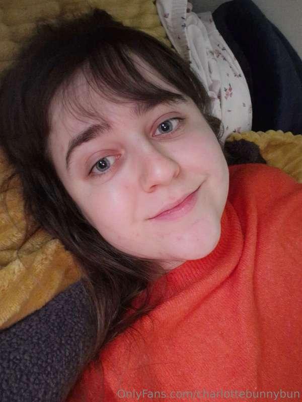 Goooood morning! Who wants to come cuddle me in bed? 🥰💕