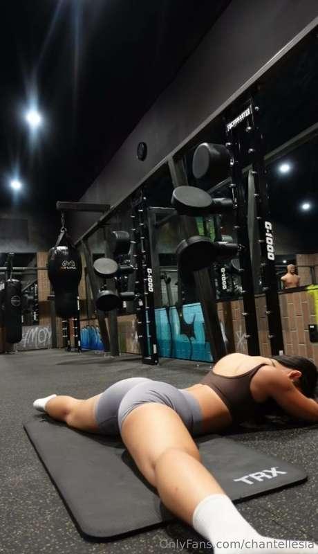 Just stretching, wanna join? DM me now... I'm online🤭