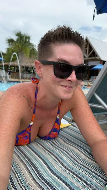 Downloading sexy tan lines…
