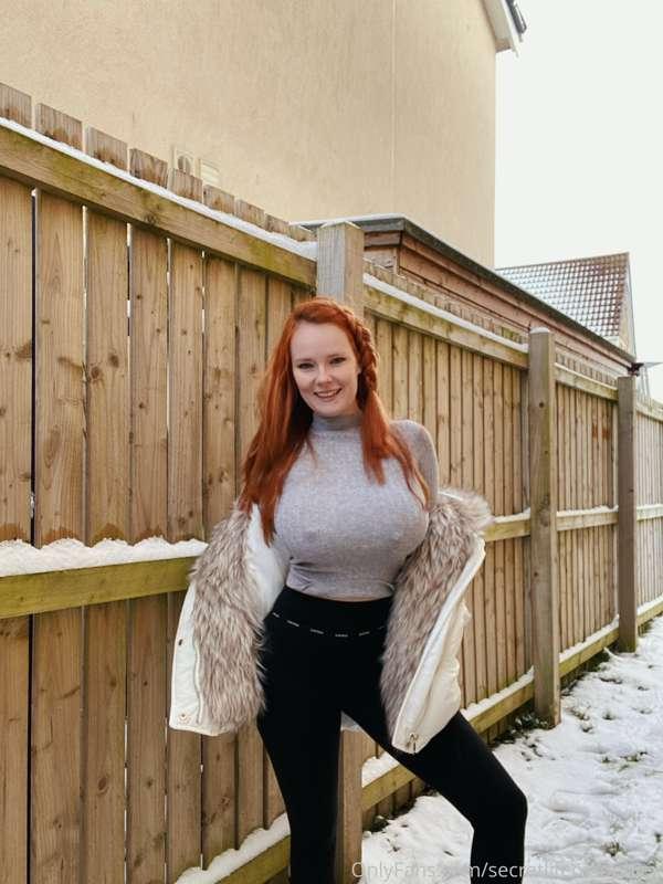 ❄️ frosty nipples 🥶 
100 likes to lift up my top 😈