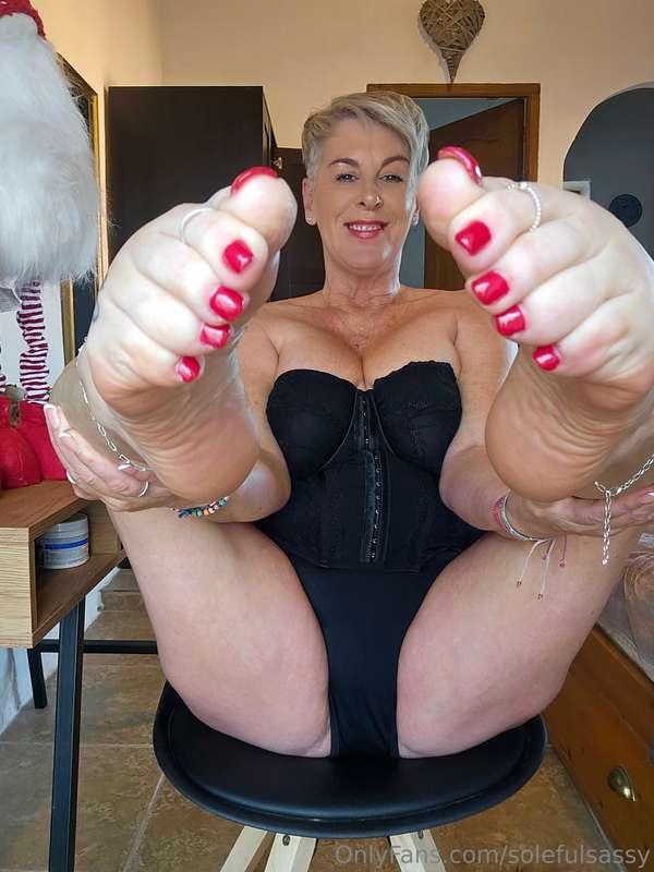 Gonna feed you my toes! 😜😘