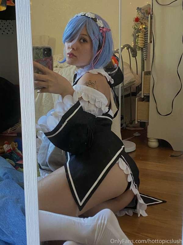 who wants a custom in this cosplay?