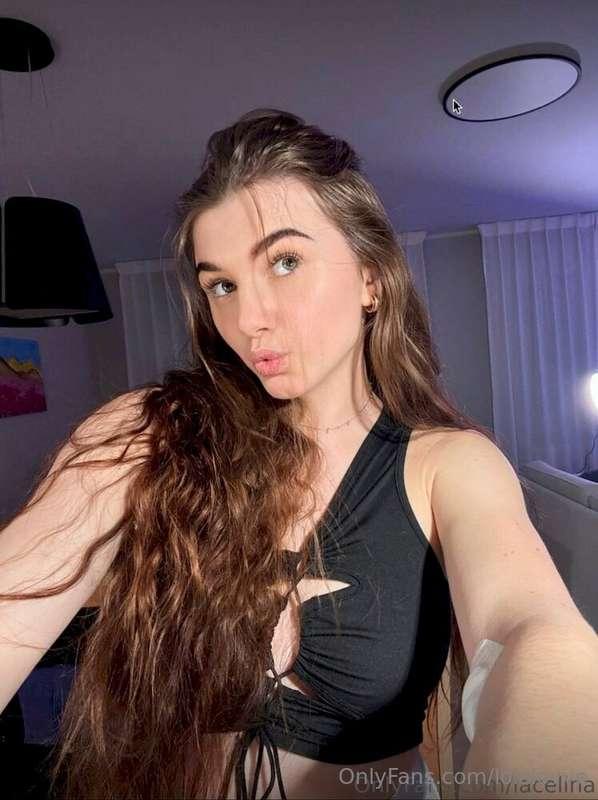 Her @lacelina mouth and pussy is soaking wet and hot for you..