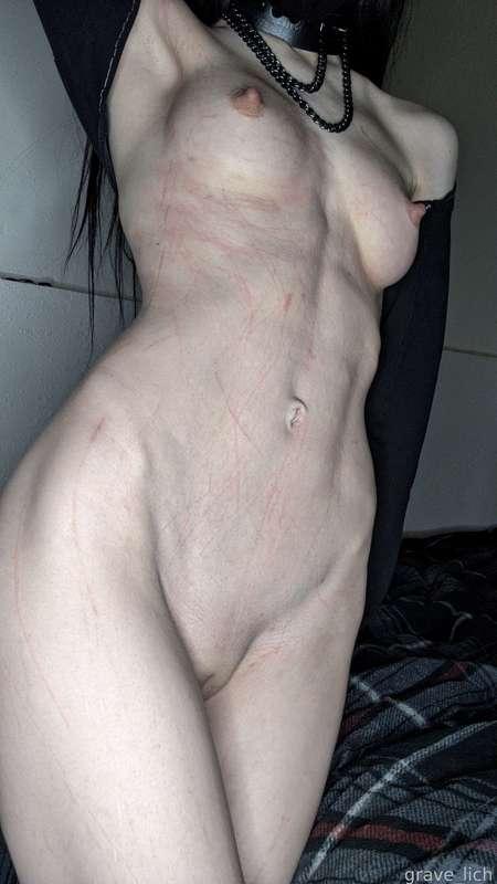 Was asked to film ANYTHING I wanted...well, you can guess what that was from these post-video photos...

#petite #pale #fitwomen #abs #smalltits #pain #painplay #masochist #masochism #bdsm #painslut