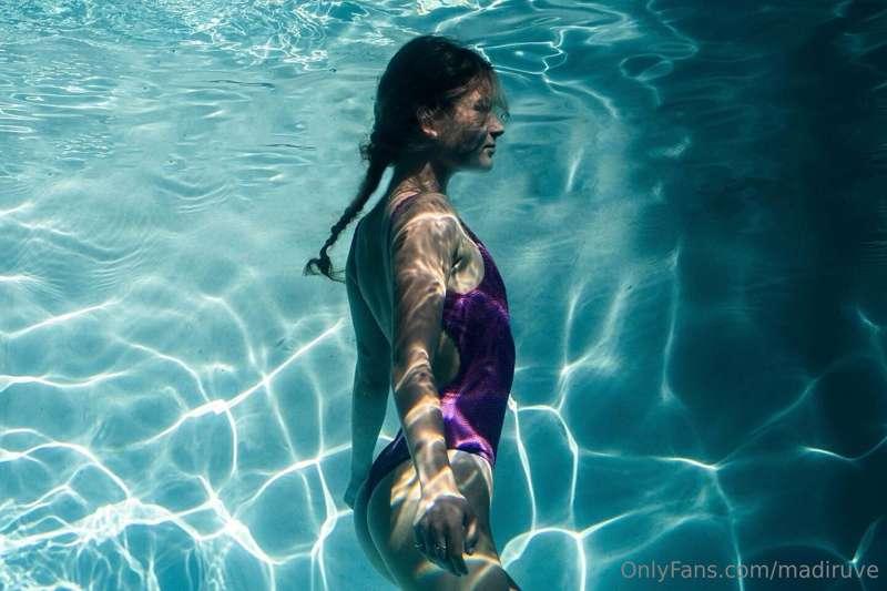 It’s you favorite underwater photographer/ always horny cum ..