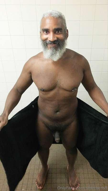 Towel Tuesday!  #beard #musculardaddy #gay #feet #gaycruisin..