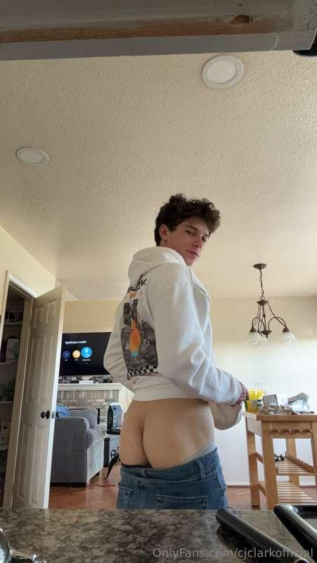 “Wait don’t come in the kitchen I’m taking an ass pic” 