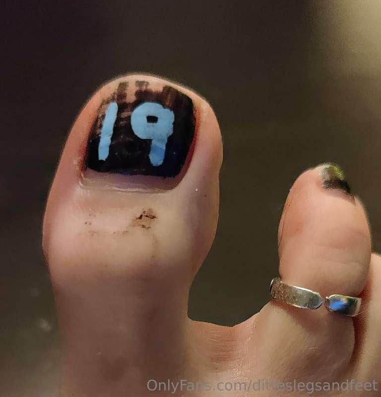 Christmas calendar 2022/19 - before and after a day in socks..