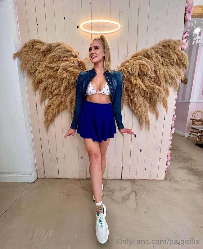 That photo reminded me of the VS angels Only I'm your angel ..