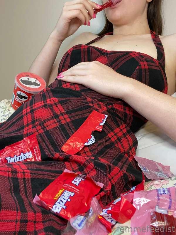 when your snacks match your dress 😍❤️