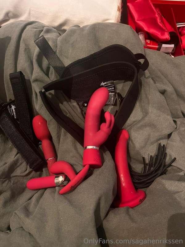 New toys just arrived, who wants to see me play?😈