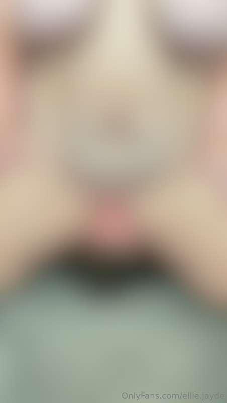***FACESITTING 👅***

This video I ride his face frontwards a..