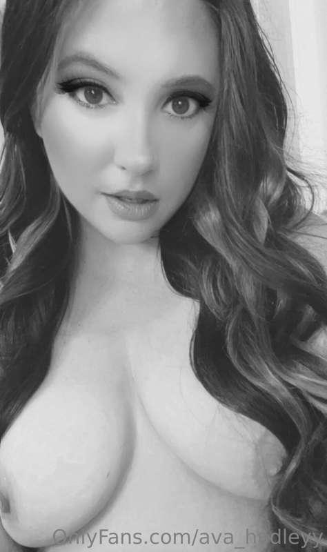 Don’t I look so pretty in black and white? 💕