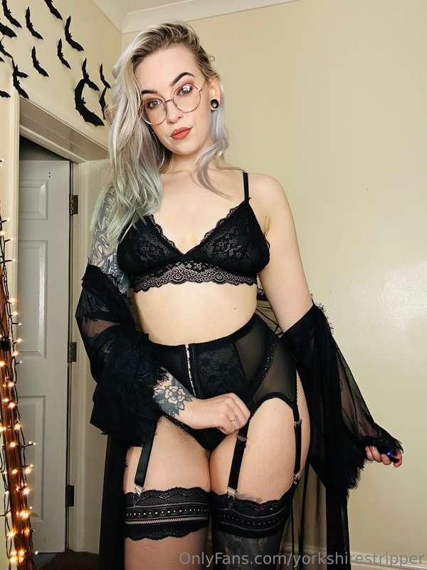 Do you prefer women in full lingerie or fully naked?