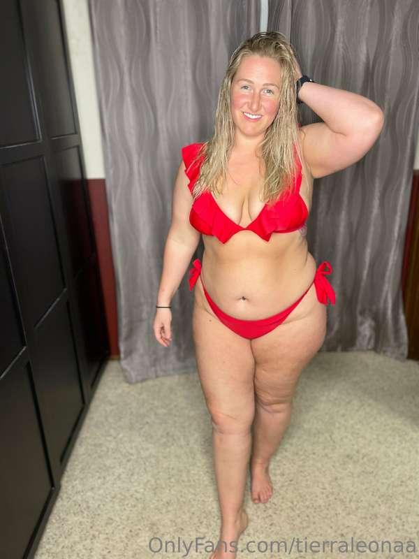 My curves are filling out this bikini nicely 😊 👙 💋