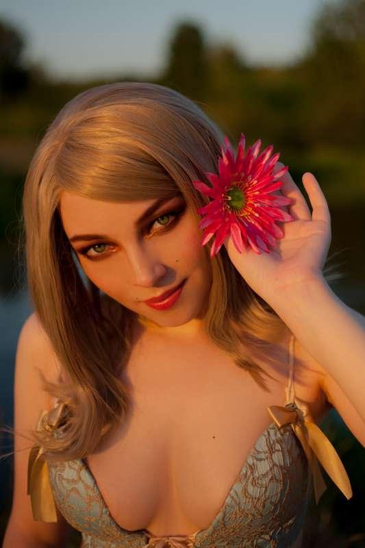 Keira Metz HQ