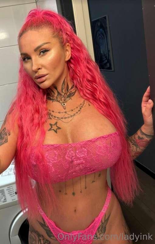 does my pink lingerie suit my pink hair? 👙