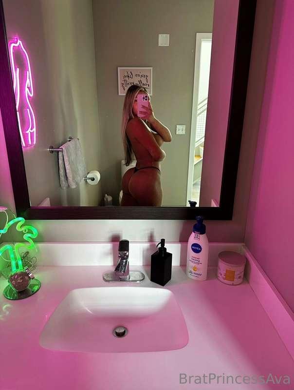 Hi Simps. Edge to this pic and send $50 😈 let’s see how many..