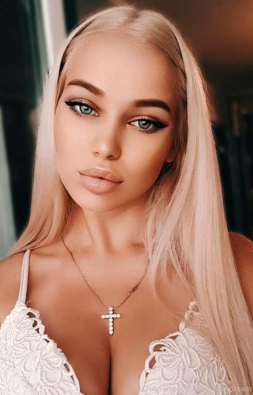 Eyes can tell everything about the woman 😍 Looking in this e..
