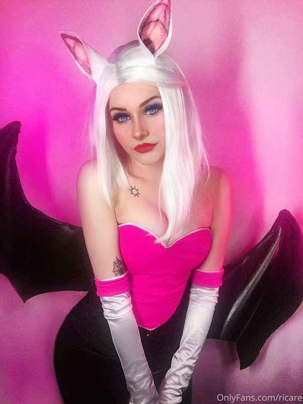 ROUGE THE BAT!   I feel like this cosplay flopped back when ..
