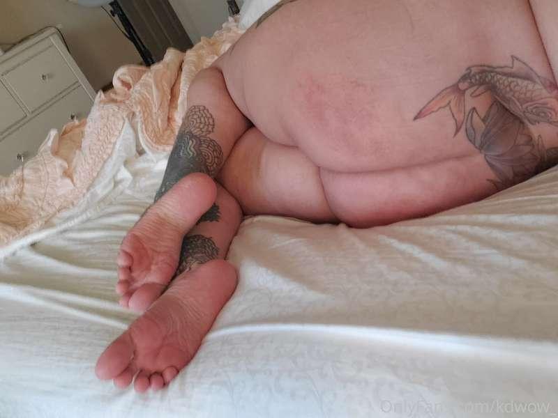 Booty and wrinkly soles 😍