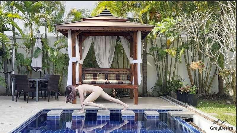 Plank Variation
Bringing the knee to the arms helps to build strength for arm balance poses
#yoga