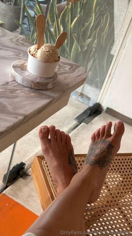 Fuckkk imagine these french toes dipped in Biscoff ice cream..