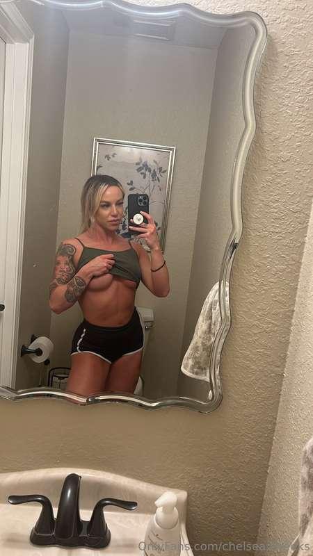 take my top off, & squeeze my 🍒's daddy !! 😩