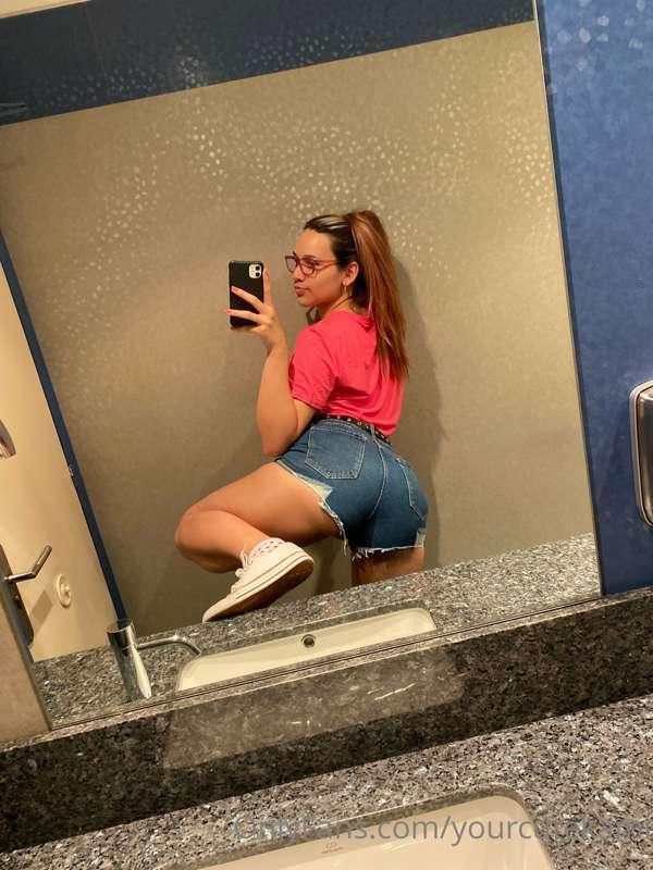 Love being naughty on public places 😏 wanna see a vídeo?