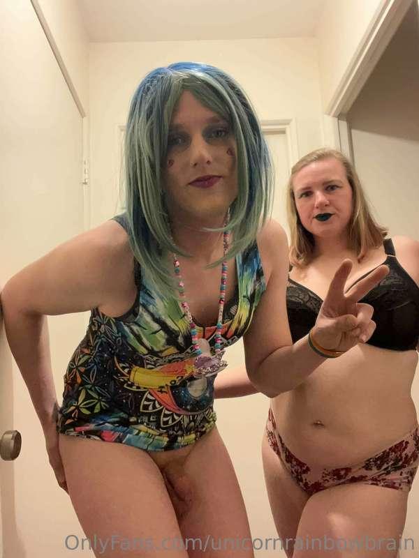 Here is a brand new set of sexy photos taken while playing a..