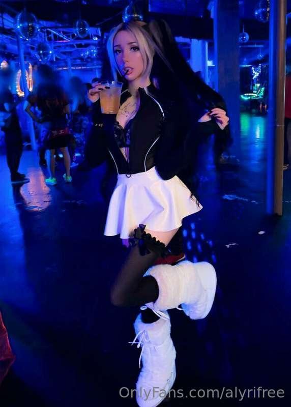 If you saw me at a bar, would you treat me to a drink ;3